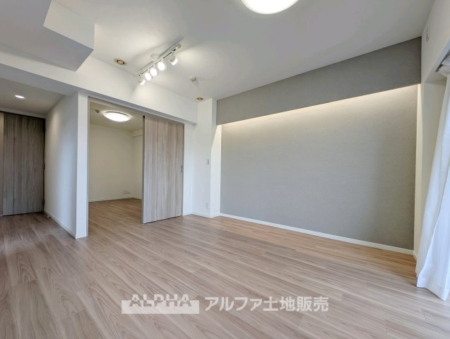 【Daily　Scene】　◆暮らしをつなぐ場所◆　「おはよう」から「おやすみ」まで、一日のさまざまな時間が交差するリビング。家族の何気ない毎日を、心地よく支える空間です。