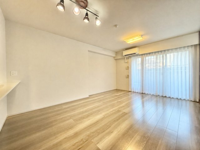キッチンの方角から撮影してみました。落ち着いた空間になります。