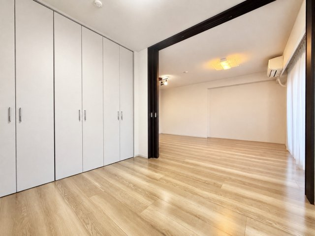 リビングから繋がる約5帖の洋室は、客間やお子様のお部屋として活用していただけます。