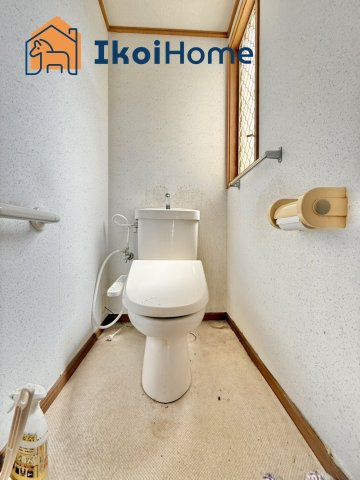 1階と2階にお手洗いございますので朝の混雑時や就寝時に便利です。小窓付きで換気良好です。