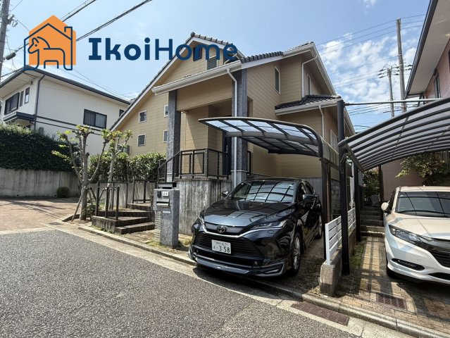 お車は1台駐車可能です。カーポート付きとなっておりますので、雨の日のお買い物の際も便利ですね