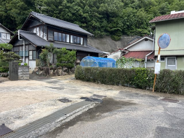 広々とした敷地は住宅用地としての可能性が高く、平屋や二世帯住宅など幅広いプランをご検討いただけます。線引き前宅地のため再建築が可能で、将来性も魅力。交通アクセスにも優れ、日々の暮らしや通勤にも便利。
