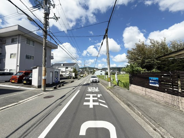 前面道路はバス路線となります。（2026年9月現在）