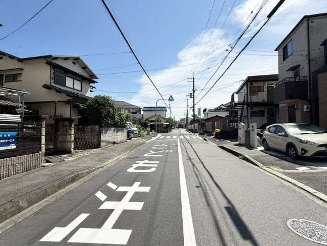 南西側前面道路は幅員約9ｍございます。（2026年9月現在）