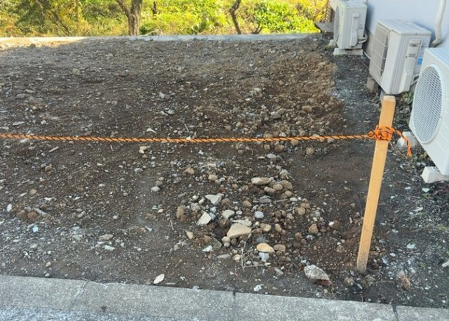 土地の形が極端に長細かったり、狭小地、あるいは道路との高低差がある傾斜地だった場合、後々売ろうとしても買い手がつかない場合もあります。後々、売却することになった時に価値の下がらない土地を選びましょう。