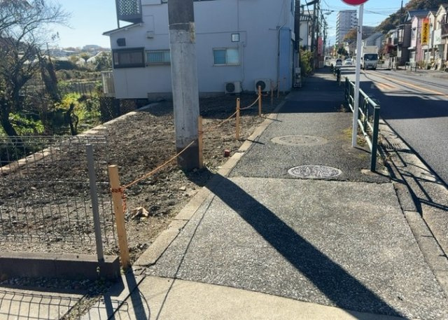 土地の面積＝住宅面積ではありません。建ぺい率の問題などで、土地のある場所によって住宅を建てられる面積は限られています。高さもしかり、「土地」という言葉の中には、建築条件も含まれると考えておきましょう。