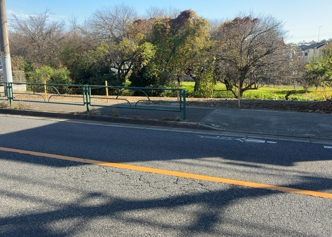 土地の前の道路に消火栓が設置されていることがあります。この場合、道路交通法第45条第1項により、駐車禁止の場所が指定されています。そのため、車庫などの駐車スペースをつくることができない場合があります。
