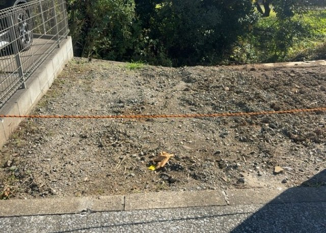 現地に行くなら、物件の周囲の地形がどうなっているかを見ることも大切です。周辺より低くなっている土地では、大雨などで水が集まりやすいため、地盤が弱くなっているということも考えられるため、注意が必要です。