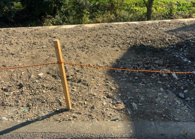 土地購入を検討されている場合、境界杭がない状態で購入してしまうと境界確定測量をする必要があり、費用がかかります。購入の前に、売主、隣土地所有者立ち合いのもと境界を確定し境界杭を設置するのがベストです。