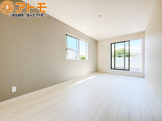 アクセントクロスが印象的なお部屋です。お気に入りの家具に囲まれてゆったり過ごしたいですね♪