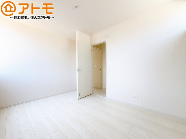 壁と床がシンプルな色合いだからこそ自分だけの空間を作れます♪お部屋作りのイメージは順調でしょうか♪
