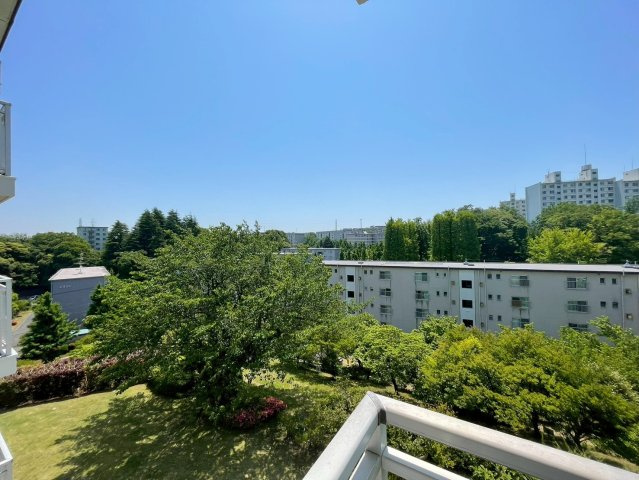 南ひな壇の3階で陽当り良好！左手には綺麗な芝生が広がり、清々しい開放感を楽しめます。