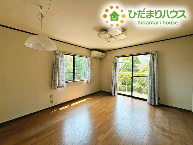『LDKは家族だんらんをデザイン』。広いLDKでは家族が集まり一緒の時間がすごせる工夫がされております。何気ない一日の当たり前のひとコマがいつか一生の宝物になります。