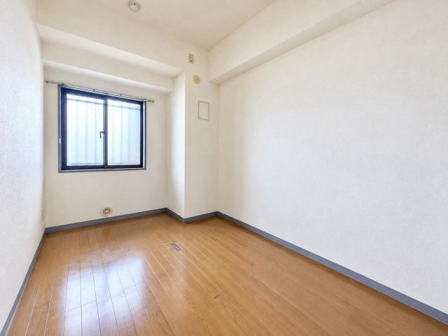 ・床材や建具は家具にも合わせやすい落ち着いた色合いになっております。