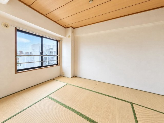 ・来客時や一息つきたいときなどに利用できる用途多様な空間の和室がございます。