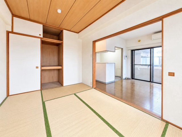・大きな押し入れは天袋付きです。
