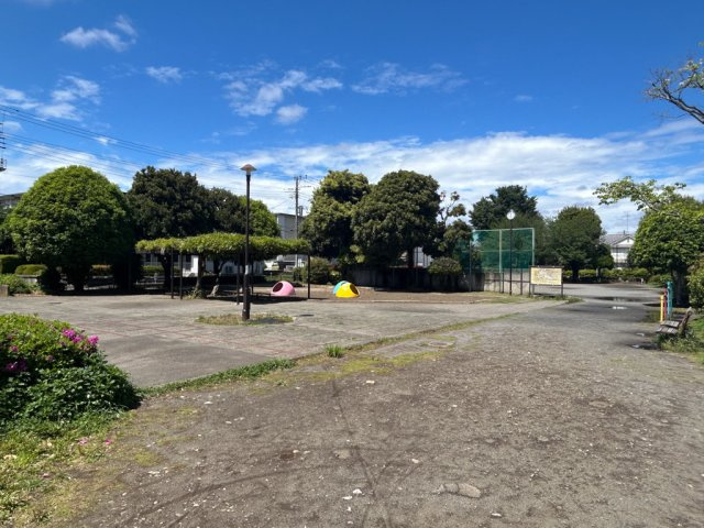 徒歩1分の栄町北公園（約30ｍ）遊具やグラウンドがあります。
