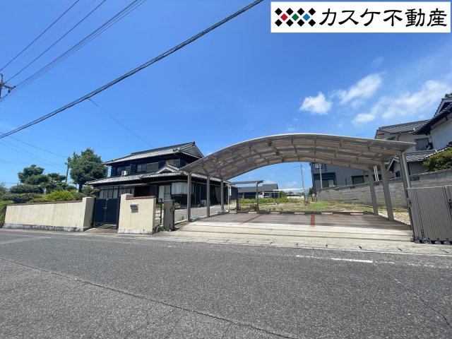 並列駐車3台分のゆとりあるカーポート。広々としたお庭もあるので、拡張も可能です。