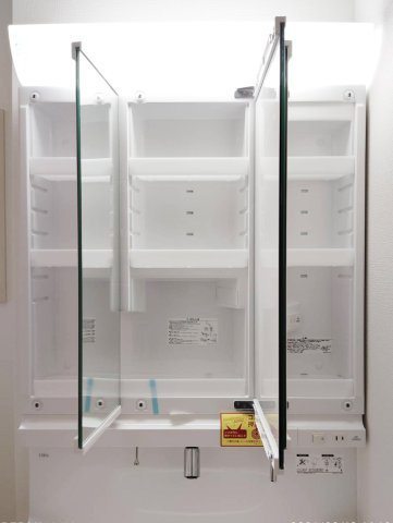 鏡の裏は魔法の収納。ヘアケア用品も日用品もスッキリ隠して、洗面所をホテルのように　ご使用できます。　