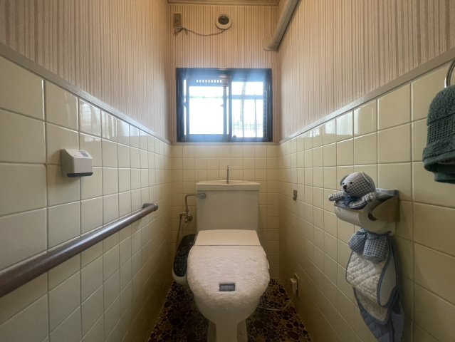 窓付きで自然換気がしやすく、明るく清潔感のあるトイレ空間です。手すり付きで立ち座りもしやすく、ご年配の方にも配慮された仕様。手洗い付きの温水洗浄便座を備え、毎日快適にご利用いただけます。