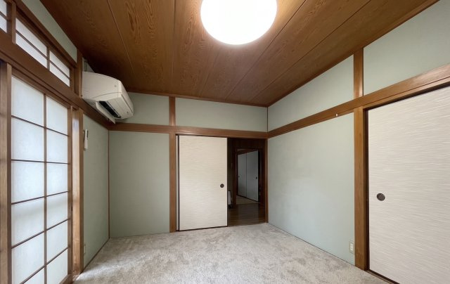 障子からやわらかな光が差し込む、心安らぐ和室です。収納も充実しており、生活空間をすっきり保てるのも魅力。寝室や客間、お子様の遊び場や趣味のお部屋など、幅広い用途に対応できる和の空間です。