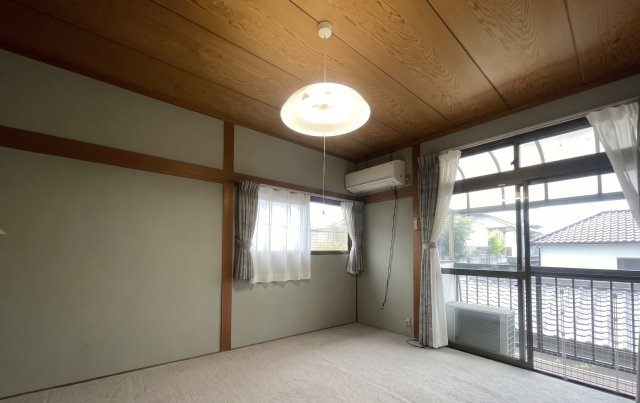 バルコニーに面した和室は採光・通風ともに良好で、開放感のある居住空間で快適にお過ごしいただけます。洗濯物の出し入れもスムーズで、主寝室や客間などライフスタイルに合わせて使いやすい一室です。
