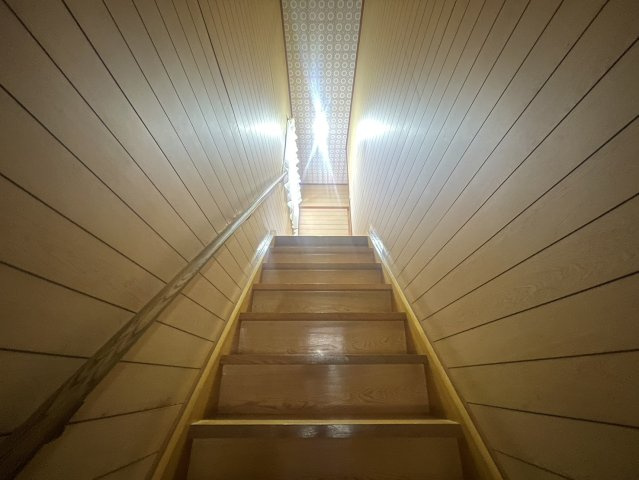 階段には手すりが設置されており、毎日の昇り降りをしっかりサポートします。直線階段で移動しやすく、2階へスムーズにアクセス可能。天井照明が足元を明るく照らし、安全性にも配慮された住まいです。
