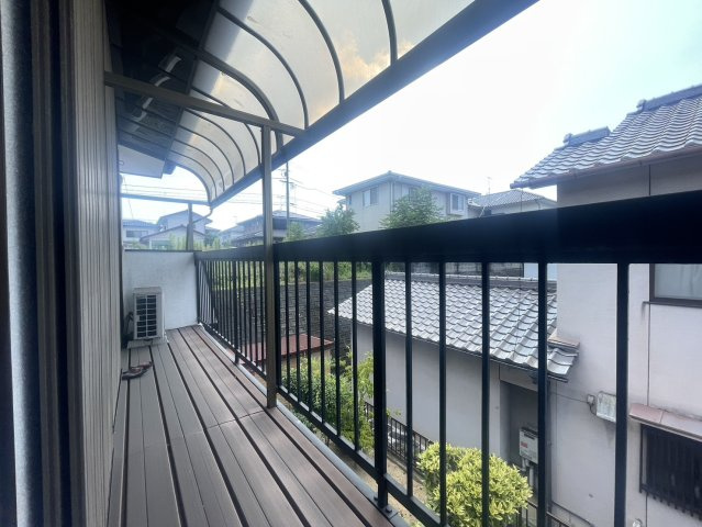 屋根付きのバルコニーは急な雨でも洗濯物が濡れにくく、天候を気にせず家事がしやすいのが魅力です。奥行きのあるゆとりあるスペースは布団もゆったり干すことができ、ガーデニングなど趣味の空間としても活躍。
