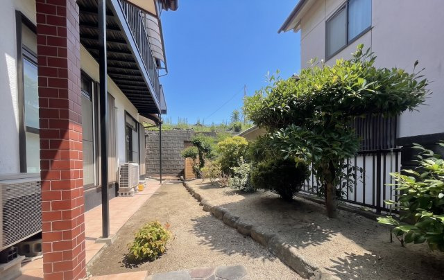 手入れの行き届いた庭には植栽が美しく配置され、四季折々の景色を楽しめます。ガーデニングや家庭菜園を楽しめるほか、ペットの遊び場としても活用可能。建物周囲にゆとりがあるため通風・採光にも優れています。