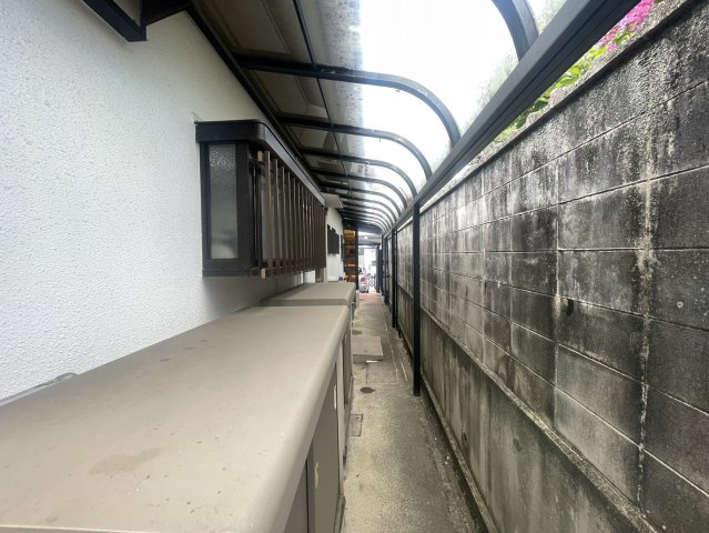 屋根付きの勝手口スペースは雨の日でも濡れにくく、ゴミ出しや荷物の搬入など日常の家事をスムーズに行えます。収納庫やアウトドア用品の置き場としても活用しやすく、生活感を表から見えにくくできるのも魅力。