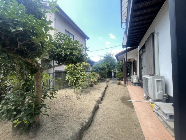 敷地内には手入れの行き届いた庭が広がり、住まいにゆとりと開放感を演出しています。植栽を楽しみながら季節の移ろいを感じられるほか、散水や庭のお手入れもしやすい使い勝手の良い空間です。