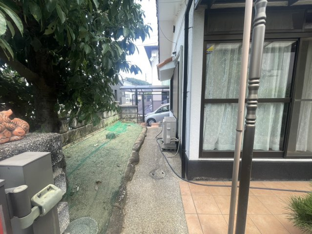 玄関から続く庭には植栽がバランスよく配置され、四季折々の景色を楽しめる落ち着いた空間が広がります。ガーデニングや家庭菜園を楽しむのはもちろん、お子様やペットの遊び場としても活用可能。