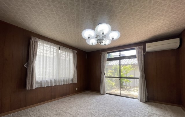二面採光により明るく風通しの良い洋室です。掃き出し窓からは庭を眺めることができ、四季の移ろいを感じながらゆったりと過ごせます。主寝室や趣味のお部屋、在宅ワークスペースなど多目的に活用できる一室です。
