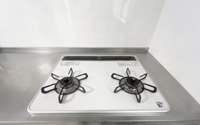 お手入れしやすい2口ガスコンロを備え、同時調理ができるため毎日のお料理も効率的です。シンプルで使いやすいデザインで、調理から後片付けまで快適に行えるキッチン設備です。