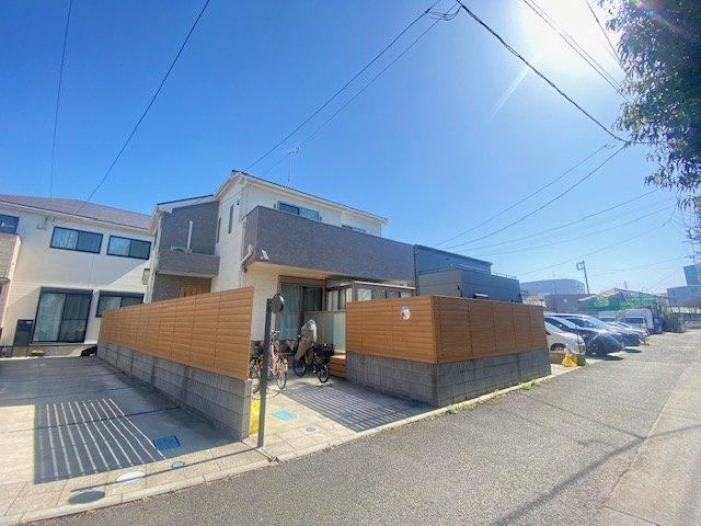 前面道路も広く閑静な住宅地と素敵なお庭が特徴的な築浅物件！共働き世帯にもお勧めです！