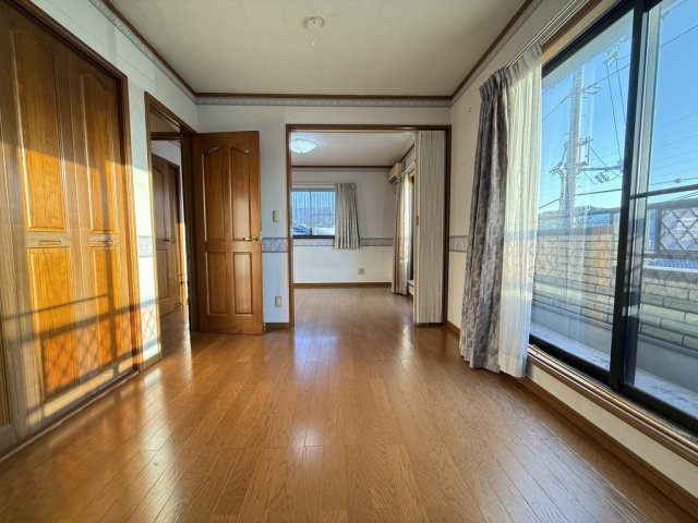 明るく開放感のある洋室。引き戸を開ければ隣の部屋とつながり、広々とした空間としても利用できます。バルコニーにも面しており、爽やかな風と自然光が心地よく差し込む快適な居室です。収納も充実。