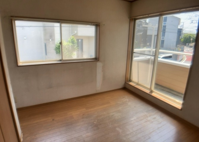 寝室でゆっくりと過ごすためにはベッド周りの適度な空間を担保することや窓の位置、照明の明るさ、寝室の広さなどを考える必要があります。自身や家族の構成とライフスタイルに併せて寝室にする部屋を選びましょう！