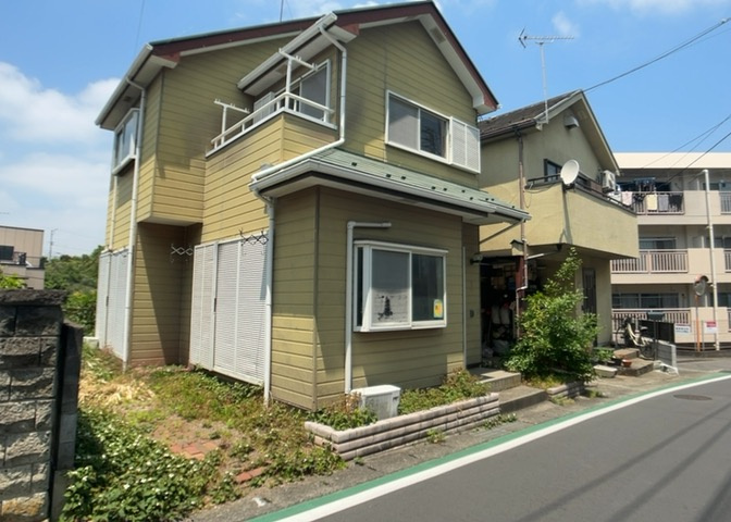 住宅用の土地では前面道路に2m以上接していなければならないと法律で定められています。しかし、お持ちの車のサイズやライフスタイルなどにより、2mでは利便が悪い場合もございますので、事前に確認しましょう。