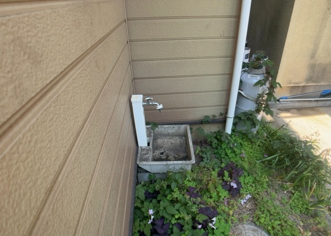 敷地内に散水栓や立水栓があると便利です。水道水を直接利用できるため、水を運ぶ手間を省くことが出来ます。大量の水を必要とする洗車作業や清掃などに役立ちます。その他設備とあわせて、現地でご確認ください。