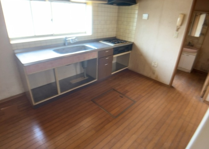 ダイニングは、食事や家族の団らんスペースとしてだけではなく、ほかの用途としても使用することができます。ダイニングテーブルを置き、食事のためのスペースを作ることでリビングとの差別化を図ることができます。