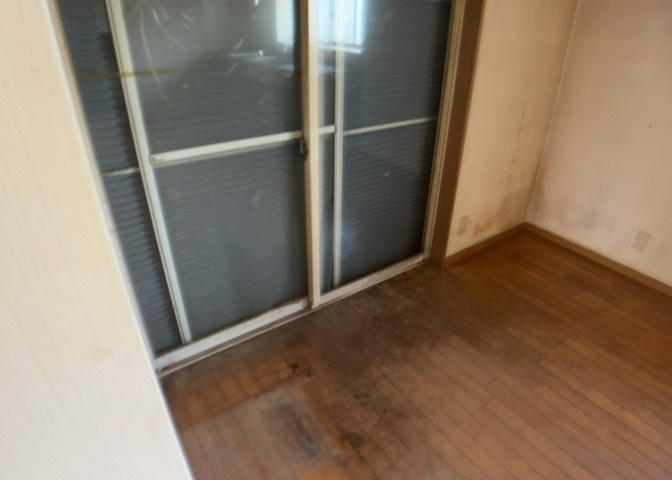 サッシは、ガラス窓に使用される金属製の窓枠です。一般的に住宅建築では、金属製建具工事の段階でガラス類・玄関などと同時に設置されます。種類や構造により断熱性能や遮音性能が異なるので現地でご確認ください。
