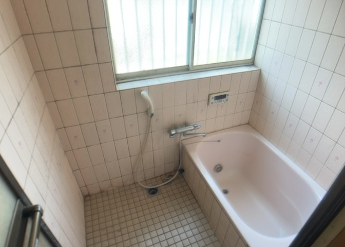 入浴時の快適さも大事なことですが、綺麗な状態を維持できなければ気持ちよく入浴できません。毎日の掃除が楽という点は大事なポイントになります！カビが生えにくく掃除がしやすい、壁や浴槽を選ぶといいでしょう。
