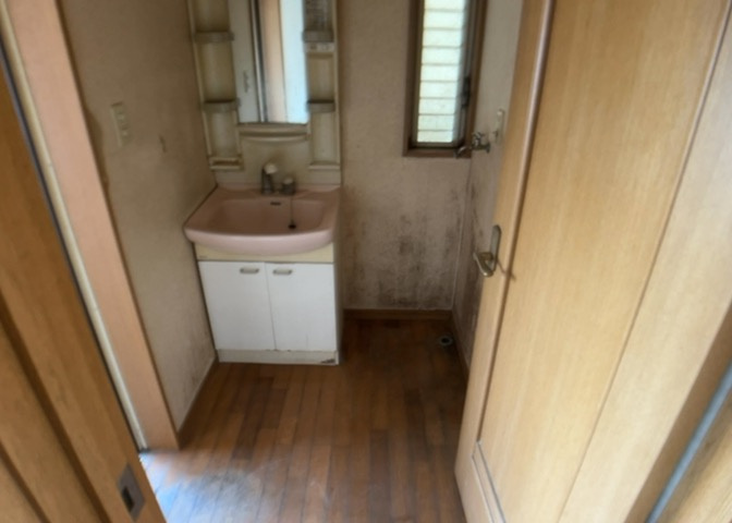 多くの戸建て住宅で見かける洗面脱衣所は、洗面台と洗濯機が2畳ほどのスペースに並べられていて、洗面所が脱衣所を兼ね備えている間取りが一般的です。お客様が利用することもある、パブリックな空間でもあります。