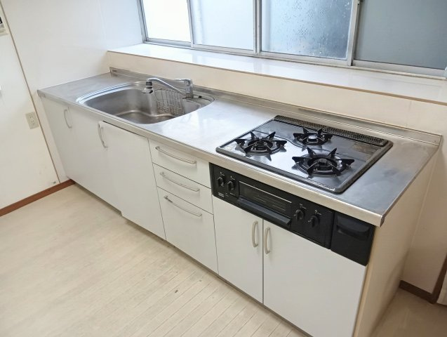 キッチンには大きな窓があり、自然光が入るのがいいですね！
