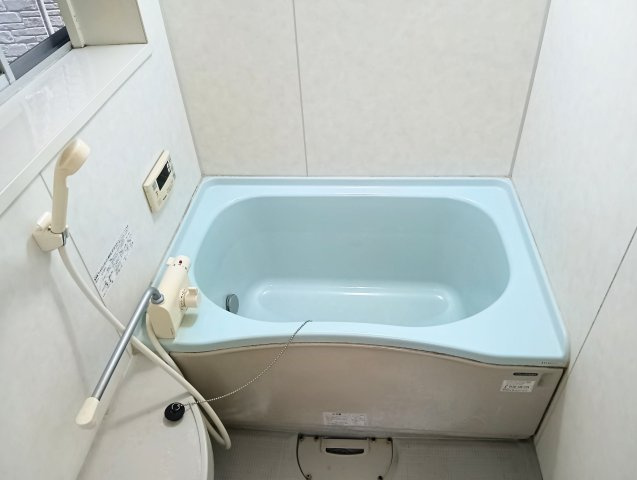浴室には窓があって採光、換気面も安心です！
