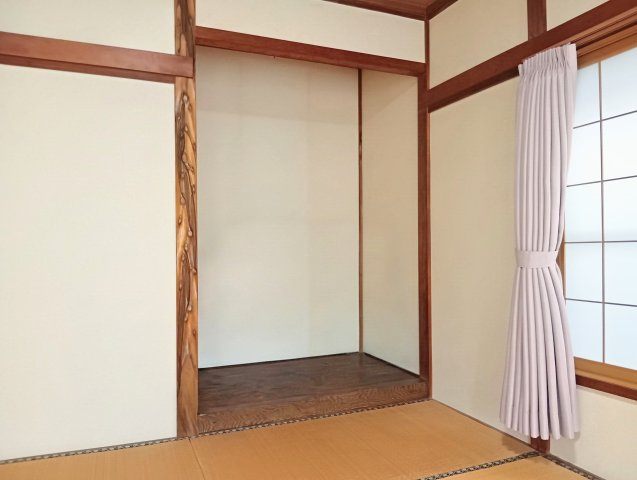 床の間は、棚を作ったり、ロールスクリーンを利用してお洒落な収納としても利用できます！