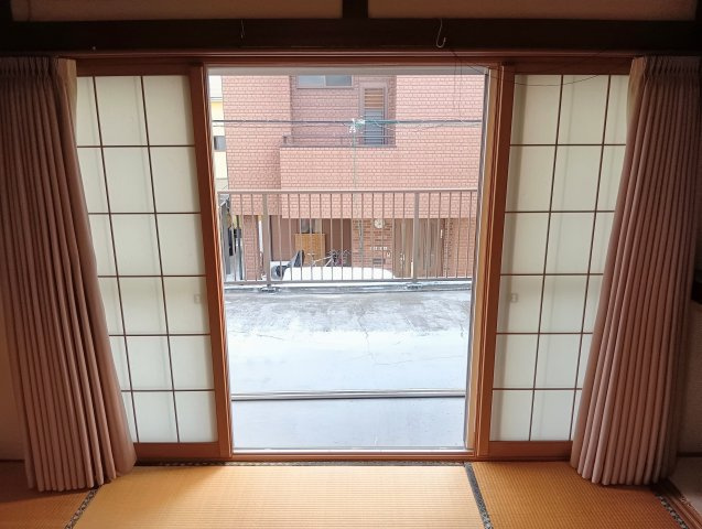 2階和室から南向きの広いベランダ