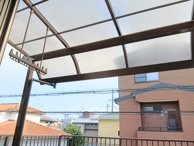 バルコニーには屋根がついているので、洗濯物が安心して干せますね！