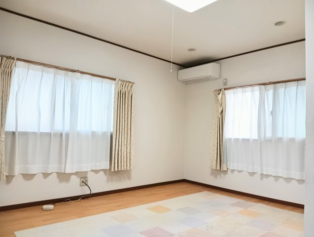 2階洋室は広々9帖で、嬉しい2面採光です！