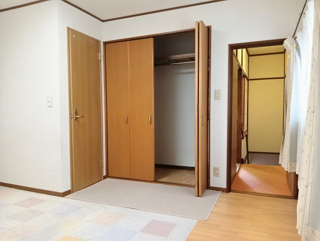 2階洋室はクローゼットも完備！
